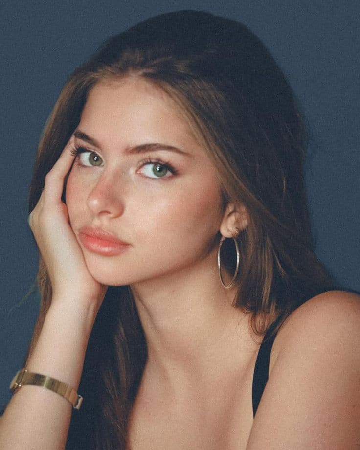 Lina (25) - Glamour · KI Begleiterin