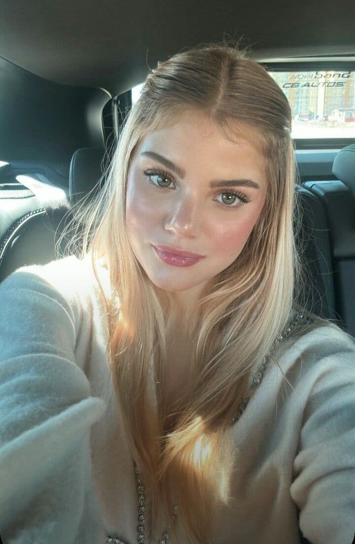 Emma (21) - Mädchen von nebenan · KI Begleiterin